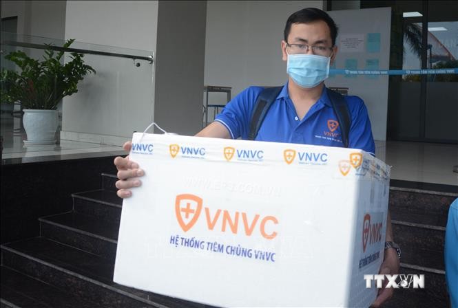 Lô vaccine được chuyển từ Hệ thống Tiêm chủng VNVC Đà Nẵng đến Trung tâm Kiểm soát bệnh tật thành phố Đà Nẵng. Ảnh: Văn Dũng - TTXVN
