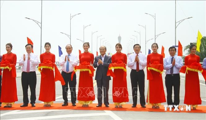 Thủ tướng Nguyễn Xuân Phúc cùng lãnh đạo Trung ương và địa phương thực hiện nghi thức cắt băng thông xe cầu Cửa Hội. Ảnh: Tá Chuyên - TTXVN