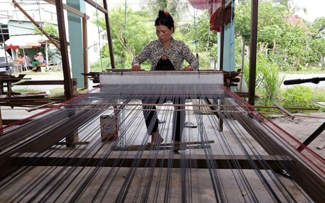 Người dân An Giang đầu tư làm nghề dệt vải, từng bước cho thu nhập ổn định. Nguồn:laodongxahoi.net
