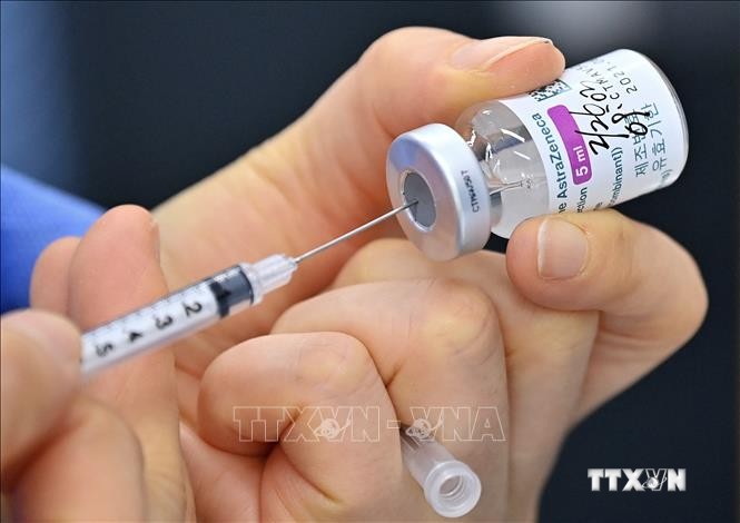 Nhân viên y tế chuẩn bị tiêm vaccine ngừa COVID-19 của AstraZeneca cho người dân tại Seoul, Hàn Quốc ngày 26/2/2021. Ảnh: AFP/TTXVN