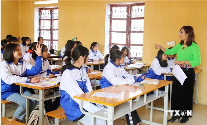 Cô giáo Hà Ánh Phượng trong giờ học môn Tiếng Anh. Ảnh: Trung Kiên - TTXVN