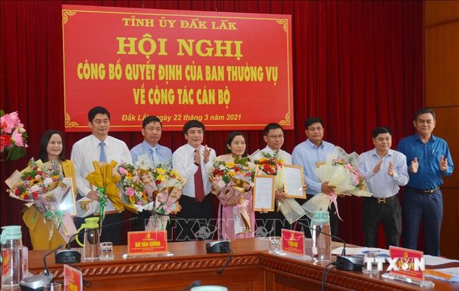 Ban Thường vụ Tỉnh ủy Đắk Lắk trao quyết định điều động công tác cho các cán bộ. Ảnh: Hoài Thu – TTXVN