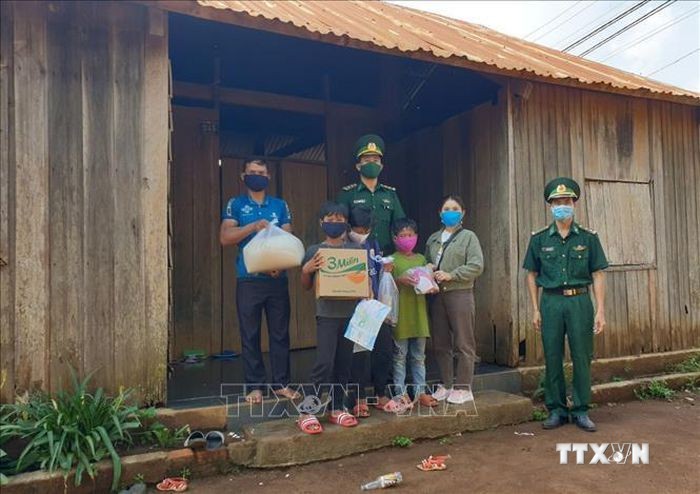 Bộ đội biên phòng Đắk Nông tặng gạo và nhu yếu phẩm cho đồng bào nghèo vùng biên giới. Ảnh: TTXVN
