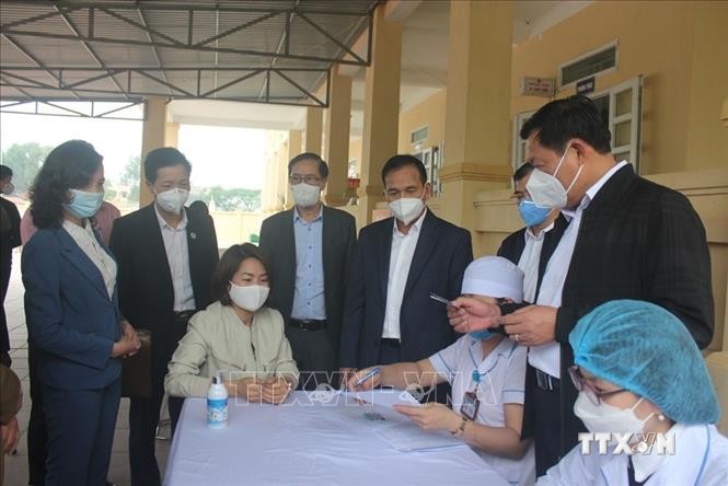 Thứ trưởng Bộ Y tế Đỗ Xuân Tuyên và đoàn công tác kiểm tra việc tiêm vaccine tại huyện Thanh Miện, ngày 24/3. Ảnh: Mạnh Minh- TTXVN