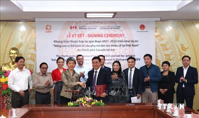 Lãnh đạo UBND tỉnh Hà Giang và Tổ chức CARE ký kết khung thỏa thuận hợp tác giai đoạn 2021 - 2026. Ảnh: Minh Tâm - TTXVN