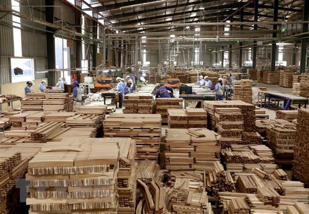 Sản xuất sản phẩm đồ gỗ xuất khẩu sang thị trường EU của Công ty CP WOODSLAND Tuyên Quang. Ảnh: Vũ Sinh/TTXVN