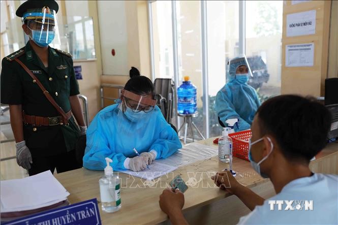 Người nhập cảnh vào Việt Nam bắt buộc phải thực hiện khai báo y tế theo quy định. Ảnh: Phạm Hậu - TTXVN