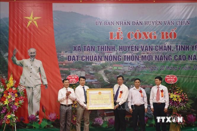 Trao quyết định của Chủ tịch UBND tỉnh Yên Bái công nhận xã Tân Thịnh đạt chuẩn nông thôn mới nâng cao năm 2020. Ảnh: Tiến Khánh - TTXVN