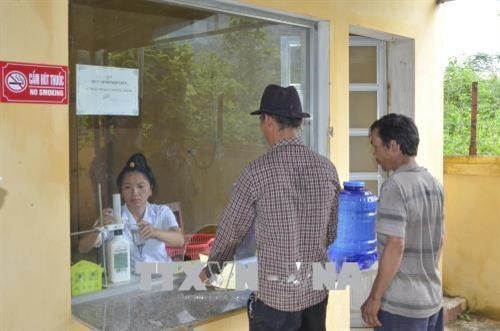 Bệnh nhân uống Methadone tại Trạm y tế xã Mường Pồn, huyện Điện Biên. Ảnh: Xuân Tư – TTXVN