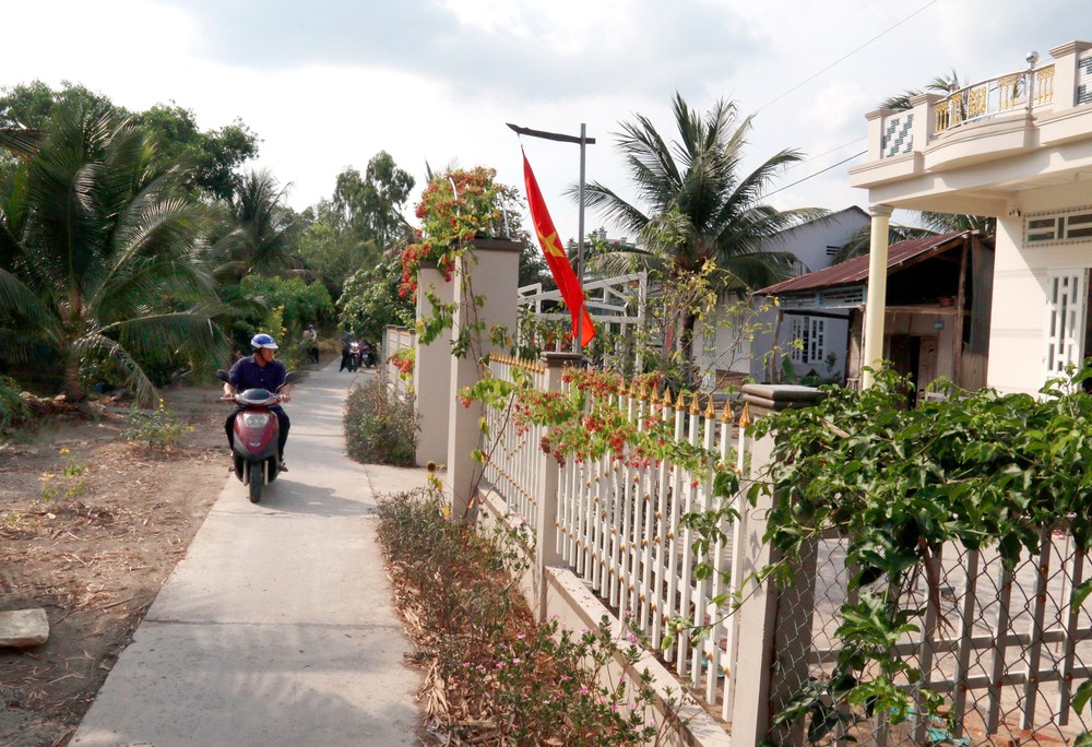 Nhiều tuyến đường giao thông nông thôn vùng đồng bào dân tộc Khmer ở huyện vùng sâu Vĩnh Thuận (Kiên Giang) đã được bê tông hóa. Ảnh: Lê Sen