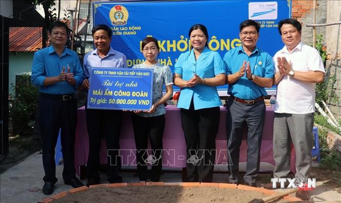 Nhà tài trợ trao biểu trưng tiền hỗ trợ xây dựng nhà cho đoàn viên Nguyễn Thị Kim Oanh. Ảnh: Lê Huy Hải - TTXVN