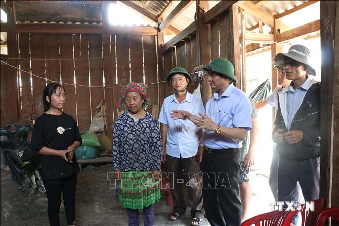 Đoàn công tác của huyện M’Đrắk tuyên truyền vận động người dân thực hiện công tác di dời về nơi ở mới. Ảnh: Tuấn Anh – TTXVN