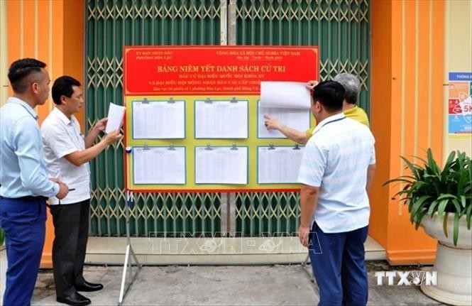 Niêm yết danh sách cử tri được công khai ở nhà văn hóa phường Hòa Lạc (thành phố Móng Cái, tỉnh Quảng Ninh). Ảnh: TTXVN phát