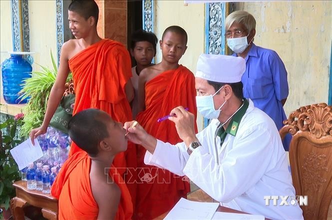Bộ đội biên phòng Sóc Trăng khám bệnh cho đồng bào dân tộc Khmer. Ảnh: Trung Hiếu - TTXVN