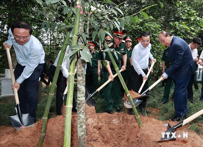 Chủ tịch nước Nguyễn Xuân Phúc và các đại biểu trồng cây tại Khu Di tích K9. Ảnh: Thống Nhất – TTXVN