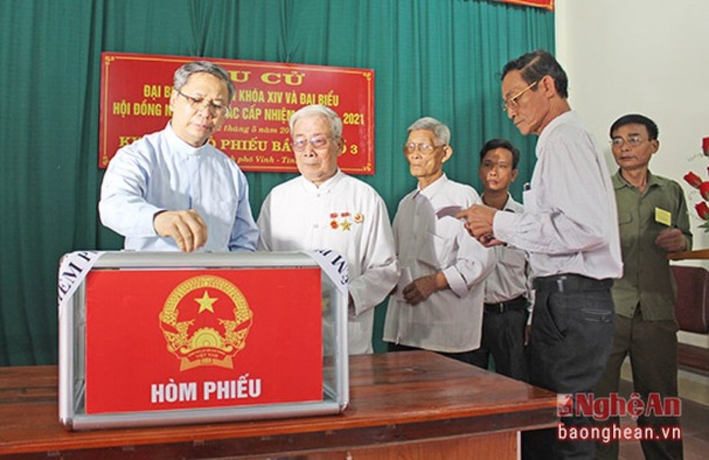 Chức sắc công giáo tham gia bầu cử tại Nghệ An năm 2016. Ảnh: baonghean.vn
