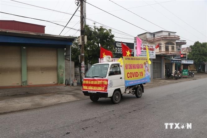 Xe tuyên truyền lưu động về phòng, chống dịch COVID-19 tại huyện Kim Thành, tỉnh Hải Dương. Ảnh: Mạnh Minh- TTXVN
