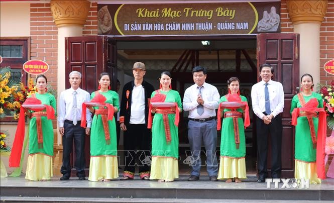 ắt băng khai mạc trưng bày chuyên đề “Di sản văn hóa Chăm Ninh Thuận – Quảng Nam”. Ảnh: Nguyễn Thành – TTXVN