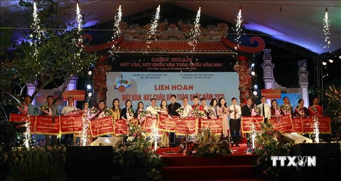 18 đơn vị tham dự Liên hoan hát Văn, hát Chầu Văn toàn quốc năm 2021 nhận cờ lưu niệm của Ban tổ chức. Ảnh: Hoàng Hùng - TTXVN
