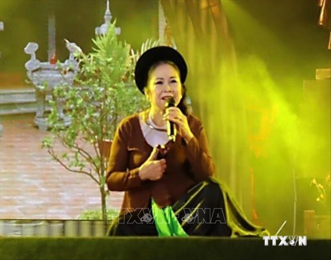 Nghệ nhân ưu tú Phan Thị Kim Dung, ở làng Mọc Quan Nhân (nay thuộc phường Nhân Chính, quận Thanh Xuân, Hà Nội) luôn dành hết tình yêu, niềm đam mê của mình cho nghệ thuật truyền thống, đặc biệt là hát xẩm. . Ảnh: TTXVN phát