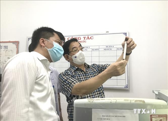 Đoàn công tác kiểm tra thực tế tại Trạm Y tế xã An Phước, huyện Mang Thít, tỉnh Vĩnh Long. Ảnh: Lê Thúy Hằng - TTXVN