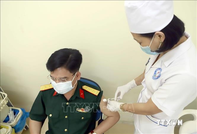 Thành viên Ban Chỉ đạo phòng chống COVID -19 thành phố Vĩnh Yên tiêm vaccine tại điểm tiêm chủng Bệnh viện dã chiến tỉnh Vĩnh Phúc. Ảnh: Hoàng Hùng - TTXVN