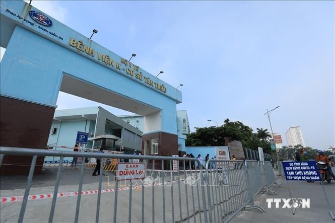 Hàng rào được dựng trước cửa Bệnh viện K Cơ sở 3 tại số 30, đường Cầu Bươu, xã Tân Triều, huyện Thanh Trì, Hà Nội. Ảnh: Minh Đức - TTXVN