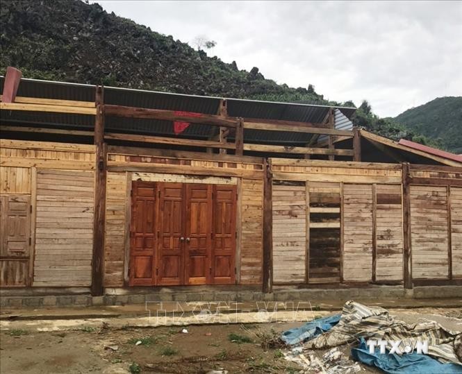Gần 100 ngôi nhà ở Lai Châu bị sập và tốc mái do giông lốc. Ảnh: TTXVN phát