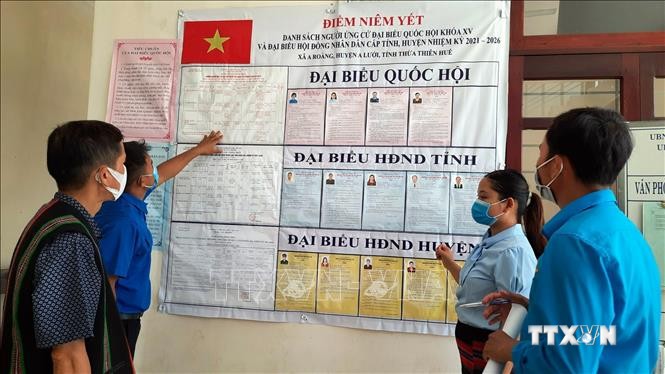 Cử tri xã A Roàng, huyện A Lưới tìm hiểu thông tin về những người ứng cử. Ảnh: Đỗ Trưởng - TTXVN
