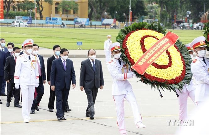 Lãnh đạo Đảng, Nhà nước đặt vòng hoa và vào Lăng viếng Chủ tịch Hồ Chí Minh. Ảnh: Dương Giang-TTXVN
