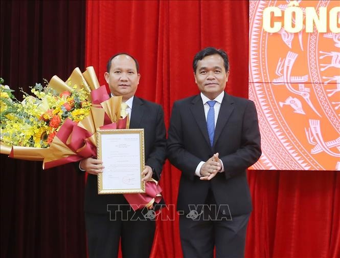 Đồng chí Hồ Văn Niên (phải), Bí thư Tỉnh ủy Gia Lai, trao Quyết định, tặng hoa chúc mừng đồng chí Rah Lan Chung. Ảnh: Quang Thái- Đăng Vũ - TTXVN