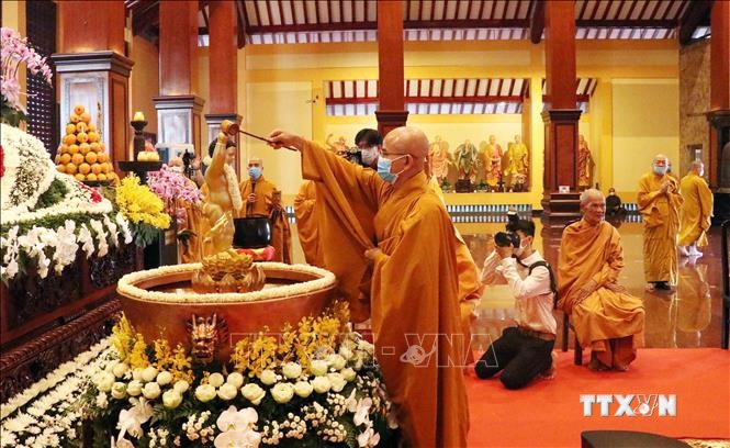 Nghi lễ Tắm Phật được tổ chức nội bộ, đảm bảo các yêu cầu về phòng, chống COVID-19. Ảnh: Xuân Khu-TTXVN