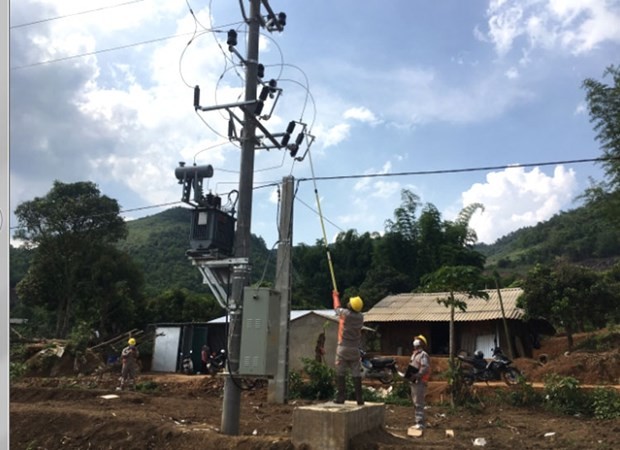 Công nhân Điện lực Sông Mã thực hiện đóng điện vào trạm biến áp Ten Ư. Ảnh : Congthuong.vn