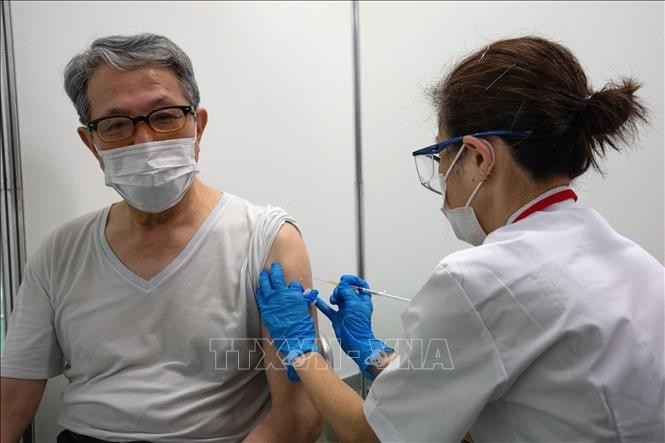 Tiêm vaccine ngừa COVID-19 cho người dân tại Tokyo, Nhật Bản ngày 24/5/2021. Ảnh: AFP/TTXVN