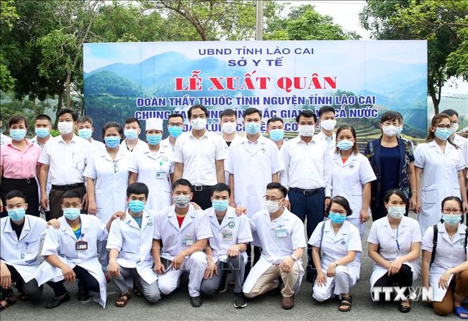 Đoàn công tác trước giờ lên đường chi viện cho Bắc Giang. Ảnh: Quốc Khánh - TTXVN