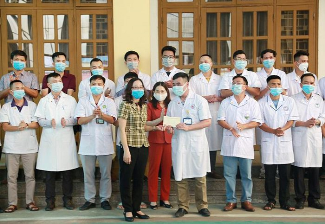 Giám đốc Sở Y tế Yên Bái tặng quà trước khi đoàn thầy thuốc lên đường đến tăng cường cho Bắc Giang. Ảnh: dangcongsan.vn