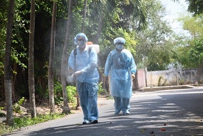 Công an tỉnh Trà Vinh phun hóa chất phòng, chống dịch tại các đơn vị. Ảnh :bocongan.gov.vn