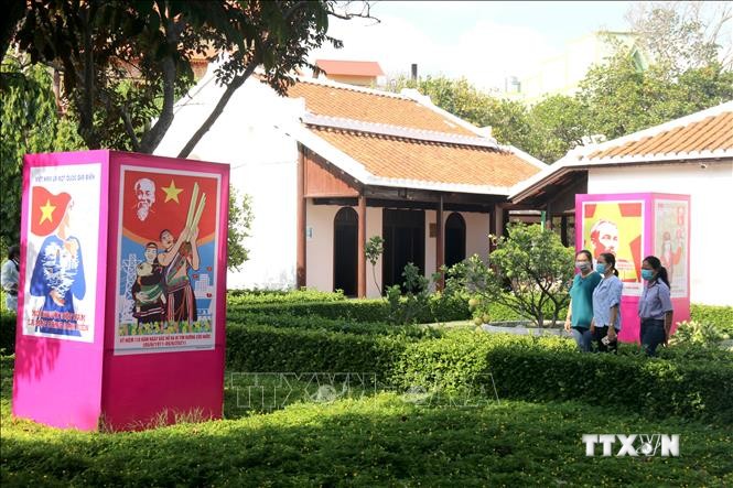 Triển lãm tranh cổ động kỷ niệm 110 năm Ngày Bác Hồ ra đi tìm đường cứu nước tại khuôn viên khu di tích Trường Dục Thanh, thành phố Phan Thiết. Ảnh: Nguyễn Thanh - TTXVN