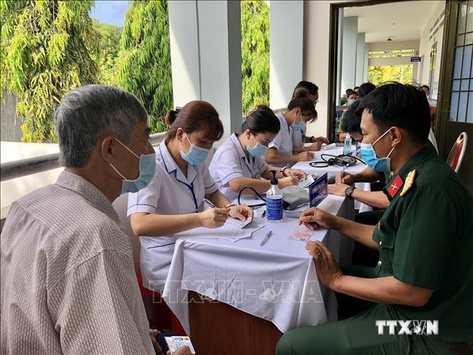 Nhân viên y tế thuộc Trung tâm Y tế Quân dân y huyện Côn Đảo Khám sàng lọc trước khi tiêm vaccine cho các đối tượng ưu tiên. Ảnh: TTXVN
