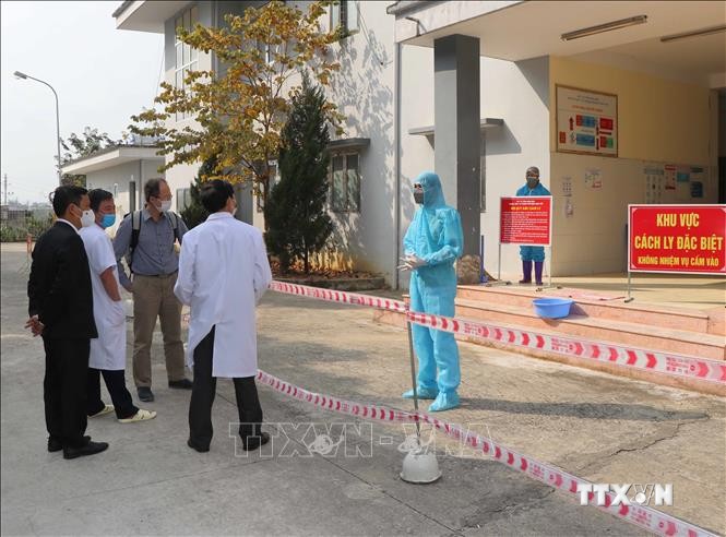 Đoàn công tác của Bộ Y tế kiểm tra khu cách ly đặc biệt tại Trung tâm y tế thành phố Điện Biên Phủ (Điện Biên). Ảnh: Xuân Tiến - TTXVN