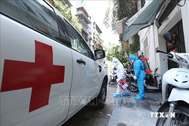 Nhân viên y tế đến lấy mẫu tại một số khách sạn đăng ký là cơ sở cách ly y tế trên địa bàn quận Hoàn Kiếm . Ảnh: Minh Quyết - TTXVN