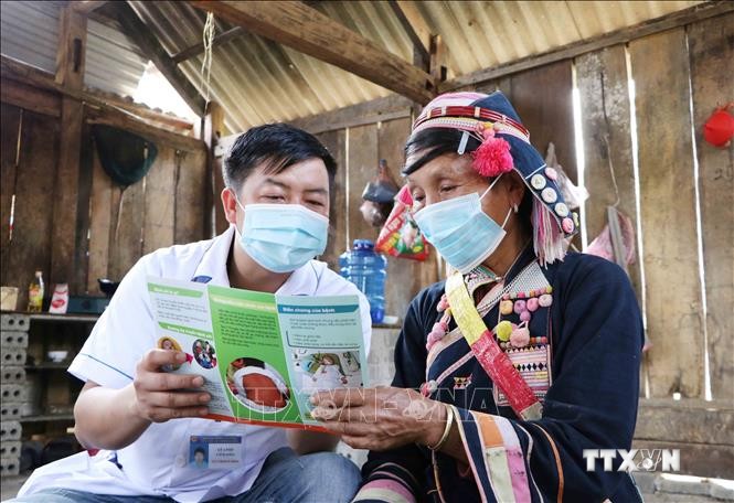 Cán bộ y tế Trạm Y tế xã Huổi Luông, huyện Phong Thổ, tỉnh Lai Châu xuống các bản tuyên truyền cho bà con về chính sách y tế, phòng chống bệnh tật. Ảnh: Nguyễn Oanh-TTXVN