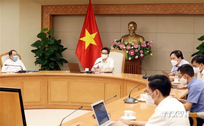 Phó Thủ tướng Vũ Đức Đam chủ trì họp trực tuyến giữa Thường trực Ban Chỉ đạo Quốc gia phòng, chống dịch COVID-19 với lãnh đạo tỉnh Bắc Ninh và Bắc Giang. Ảnh: Phạm Kiên - TTXVN