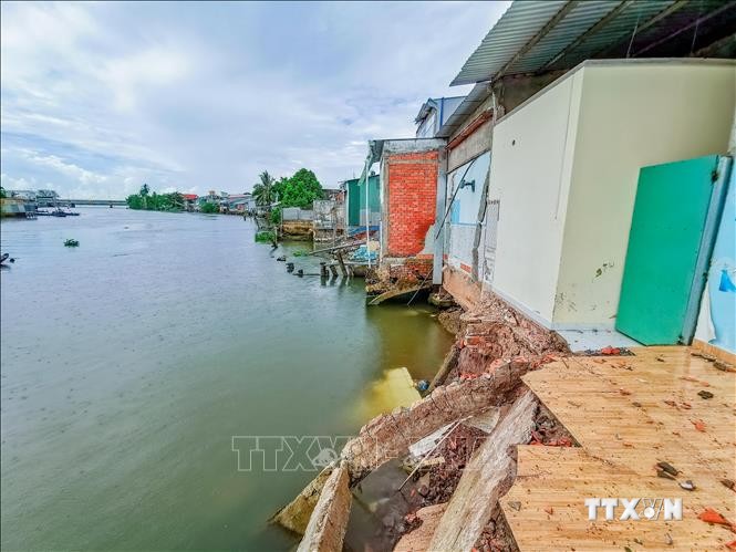 Dãy nhà ven sông Trà Nóc, khu vực 2, phường Trà An, quận Bình Thủy, TP Cần Thơ bị sụp đổ do sạt lở. Ảnh: Thanh Liêm - TTXVN