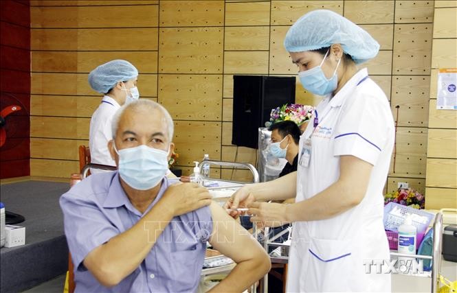 Nhân viên y tế Bệnh viện Đa khoa tỉnh Lạng Sơn tiêm vắc xin COVID-19 cho nhân viên, lái xe làm việc tại Cửa khẩu Tân Thanh. Ảnh: Thái Thuần - TTXVN