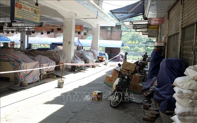 Lực lượng chức năng phong tỏa tạm thời khu vực chợ Cốc Lếu B, phường Cốc Lếu, thành phố Lào Cai. Ảnh: Quốc Khánh – TTXVN