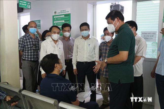 Thứ trưởng Đỗ Xuân Tuyên, Phó trưởng Ban chỉ đạo Quốc gia phòng, chống dịch COVID-19 đi kiểm tra công tác phòng, chống dịch tại Nghệ An. Ảnh: Bích Huệ - TTXVN