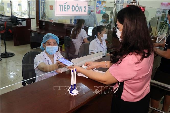 Người dân sử dụng thẻ BHYT điện tử trên ứng dụng VssID để đăng ki khám bệnh tại Bệnh viện Đa khoa tỉnh Sơn La. Ảnh: Hữu Quyết – TTXVN