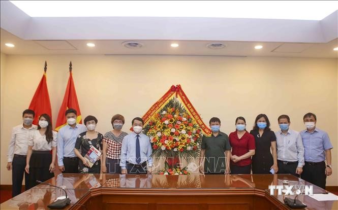 Bộ trưởng, Chủ nhiệm Ủy ban Dân tộc Hầu A Lềnh tặng hoa chúc mừng TTXVN nhân Ngày Báo chí Cách mạng Việt Nam. Ảnh: Tuấn Đức - TTXVN
