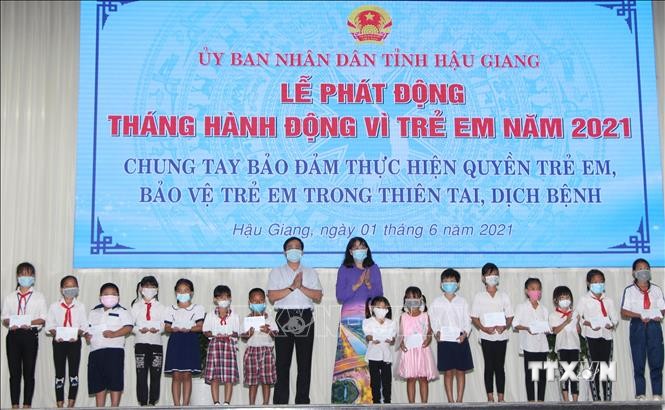 Lễ phát động Tháng hành động vì trẻ em năm 2021 với chủ đề “Chung tay bảo đảm thực hiện quyền trẻ em, bảo vệ trẻ em trong thiên tai, dịch bệnh". Ảnh: Hồng Thái - TTXVN